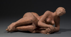 FEMME ALLONGÉE DE CÔTE