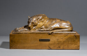ÉTUDE DE LIONNE AU REPOS SUR LA TOMBE D'UN JEUNE HÉROS (1918)