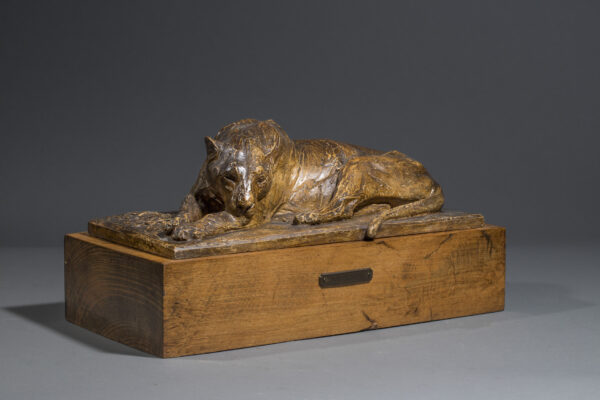 ÉTUDE DE LIONNE AU REPOS SUR LA TOMBE D'UN JEUNE HÉROS (1918) – Image 5