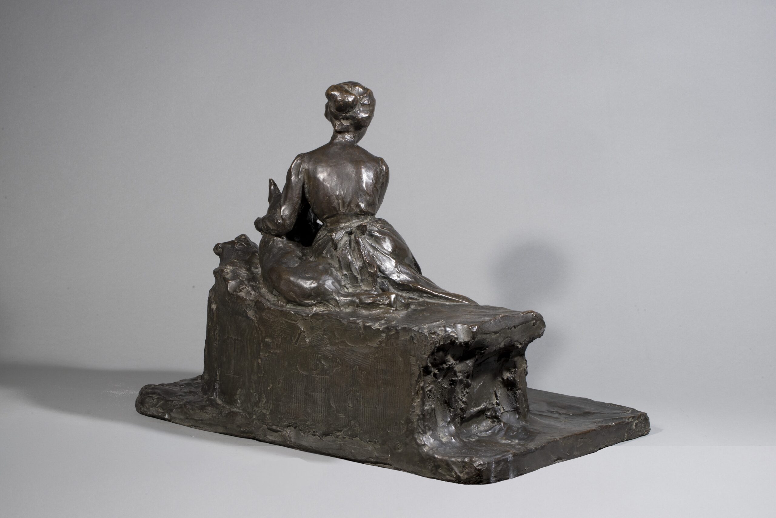 ANGELINA ASSISE ET LE CHIEN – Image 4