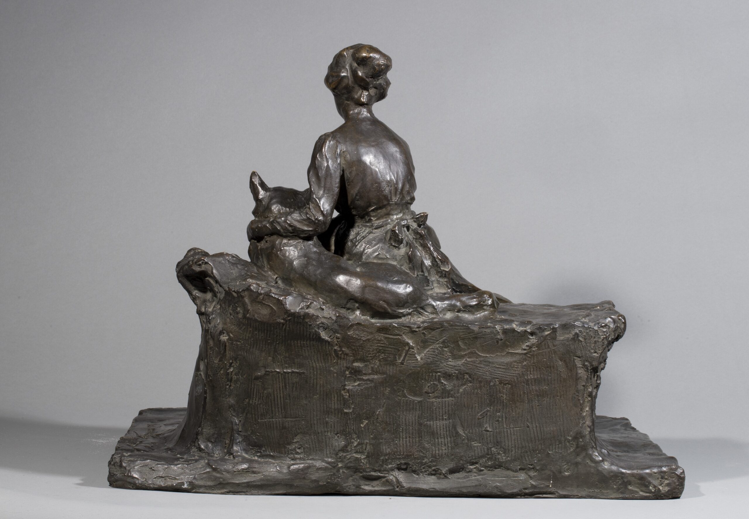 ANGELINA ASSISE ET LE CHIEN – Image 3